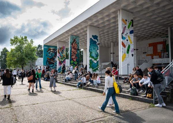 Photo : L'amphithéâtre Aula Magna du campus Montesquieu, un lieu d'étude et de culture © Gautier Dufau