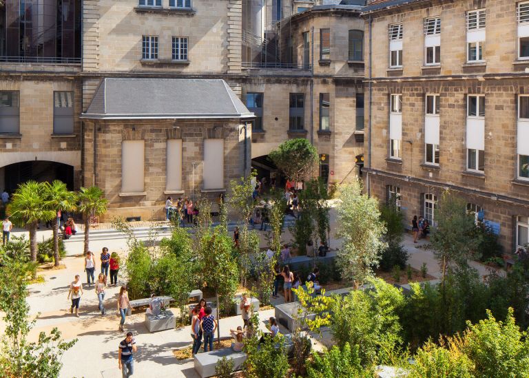 Photo : Cour Leyteire  du campus Victoire © Arthur Pequin 