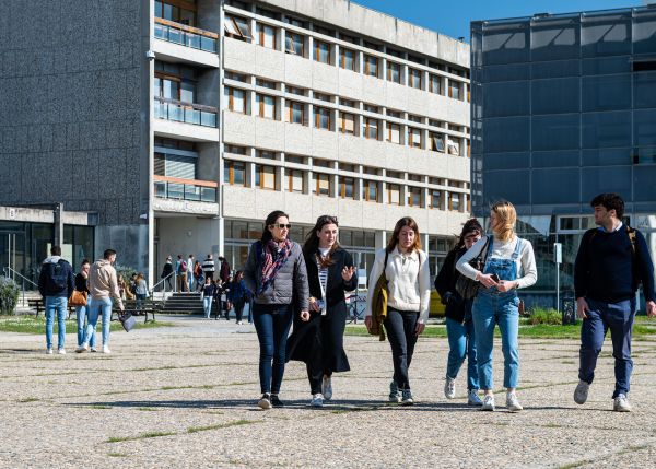 Photo : Esplanade du campus Montesquieu à Pessac © Gautier Dufau