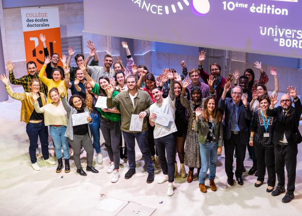 Photo : The winners, candidates, members of the jury and organisers of the ‘My thesis in 180 seconds’ university final © Gautier Dufau / university of Bordeaux