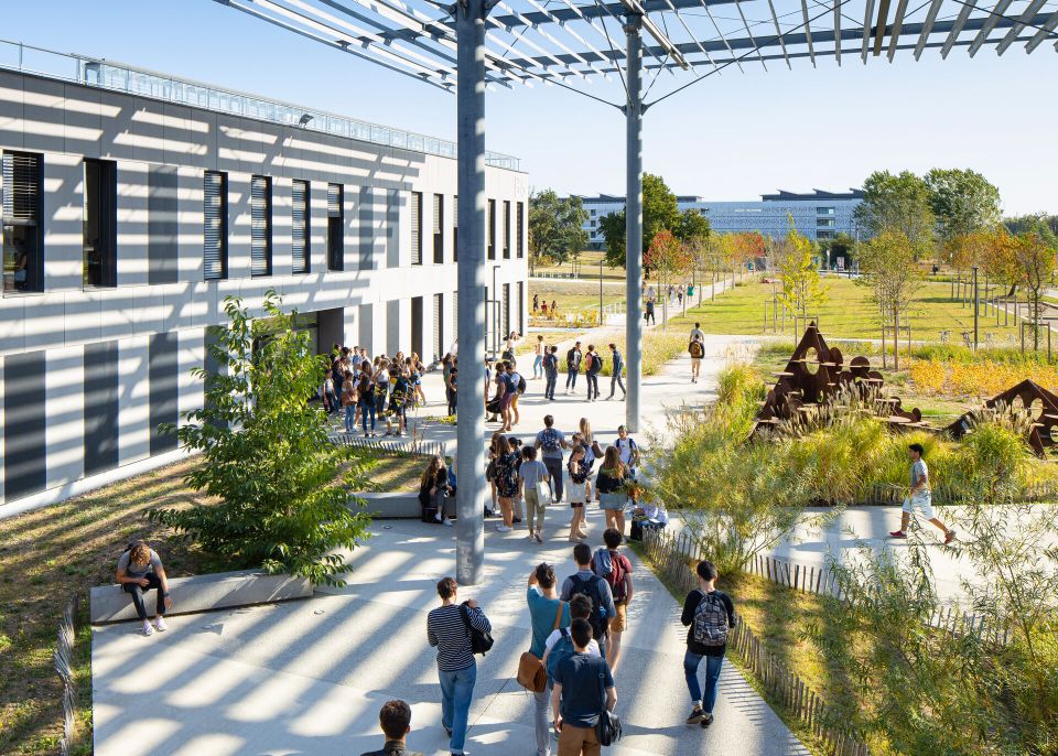 Building B18 courtyard on the Bordes campus © Arthur Pequin