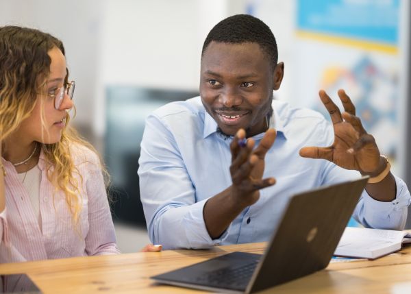 Photo : Les personnels administratifs exercent une large diversité de métiers en support et en soutien des missions de formation et de recherche © Arthur Pequin