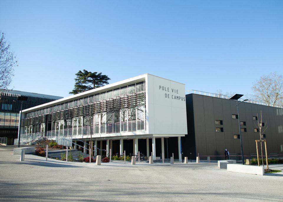 Dedicated to campus life and packed with activities and services, the student life centre adjoins the Mascaret university restaurant © University of Bordeaux