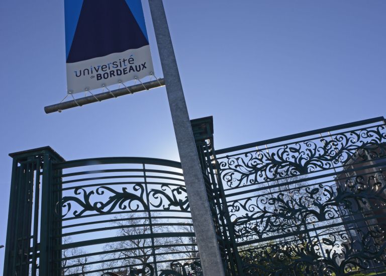 Photo : Le majestueux portail en fer forgé marque l'entrée du campus Peixotto © Olivier Got - université de Bordeaux