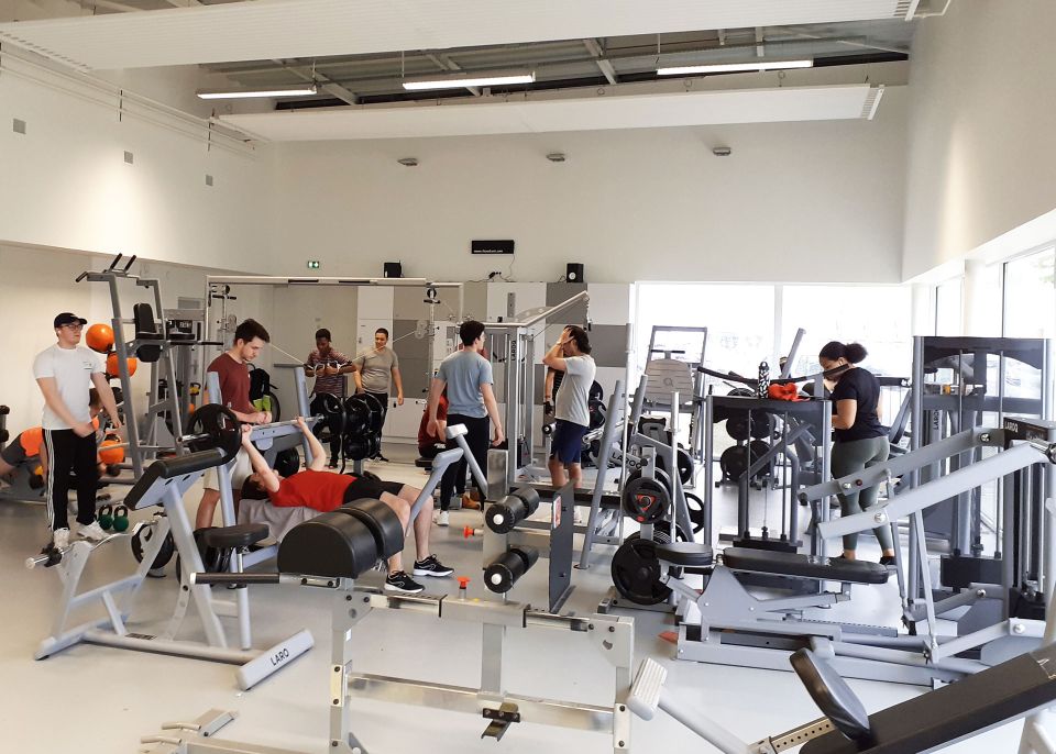 La halle des sports du stadium Monadey a été rénovée en 2021, avec notamment une salle de musculation accessible à la pratique libre © université de Bordeaux