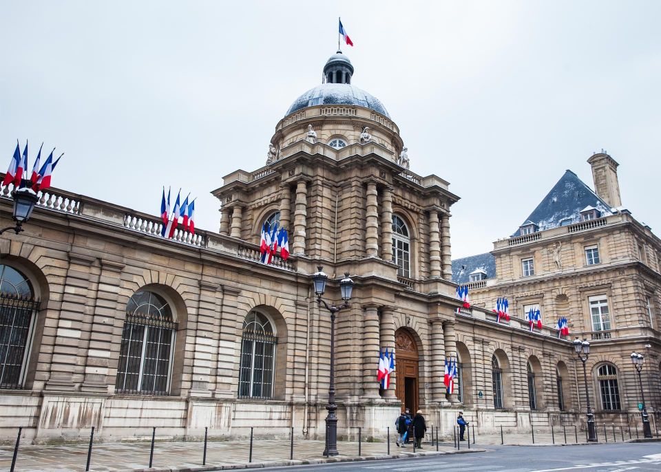 Les juristes peuvent être directement sollicités en tant qu’experts par un ministère, la Cour de cassation ou le Sénat, dont le siège se trouve au Palais du Luxembourg à Paris © Adobe Stock - anamejia18