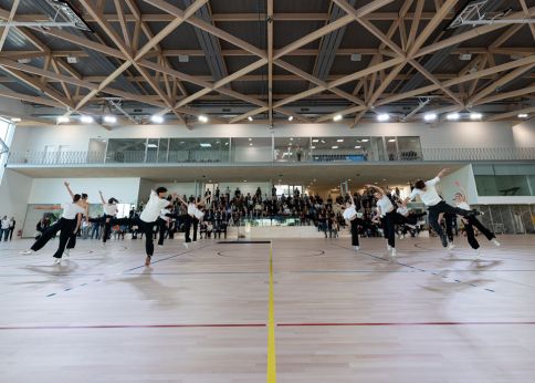 Photo D’une capacité de 800 personnes, le gymnase d'une surface de 1750m² est dédié à la pratique et l’analyse de la pratique sportive en situation réelle © Gautier Dufau